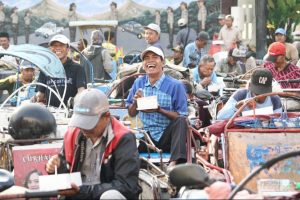 Tebar Kebahagiaan, Kapolrestabes Surabaya Kembali Gelar Sarapan Bareng Dan Berbagi Sembako Dengan Abang Becak