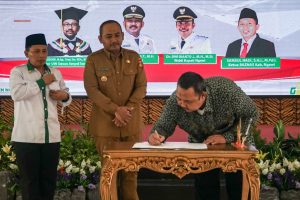 Baznas bersama Bupati Ngawi menandatangani kerjasama Program SKSS dengan UINSA Surabaya