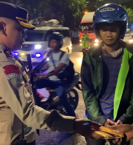 Cegah Tawuran, Gangster, Jambret,Polisi Gelar Operasi Didepan Makam Rangka