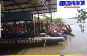 Satuan Brimob Polda Jatim Gelar Lantihan SAR Perkuat Kemampuan Pertolongan di Perairan