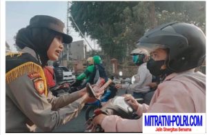 Polwan Polres Mojokerto Berbagi Coklat Ajak Masyarakat Tertib Lalu Lintas