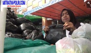 Baru Gelar Lapak, Penjual Arang Dadakan Ramai Pembeli di Bahu Jalan Depan Pasar Sidoharjo Lamongan.