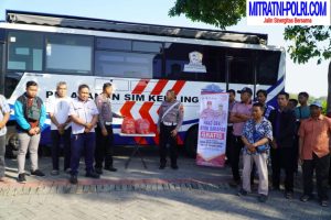 Jelang Hari Bhayangkara ke-78, Pemohon SIM Keliling Dapat Sarapan Gratis dari Satlantas Polres Gresik