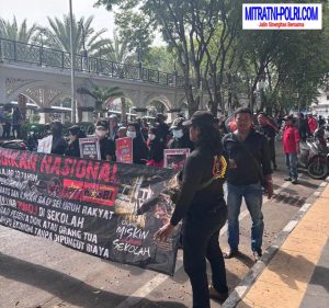 Kantor DPRD di Demo, Tuntut Pelaksanaan Program Wajib Belajar 12 Tahun dan Bebas Sekolah