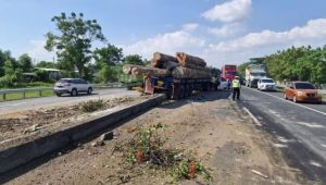 Kecelakaan Maut Mobil Penumpang Elf Rombongan Pernikahan 2 Orang Tewas di Tol KM 14+800 Kebomas Gresik Jawa Timur