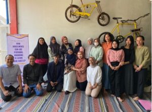 PKM FEB Unesa di Desa Tawangsari : Pentingnya Personal Branding Bagi Ibu Rumah Tangga Sebagai Penghasilan