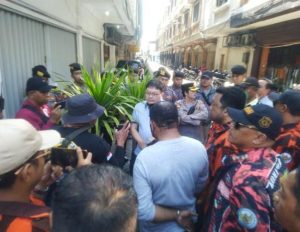 Blokade Pintu Masuk Ruko HR Muhammad Square Pengelolah Segera Penuhi Tuntutan Warga