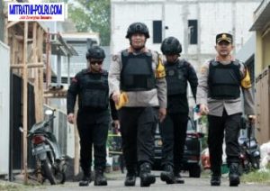 Densus 88 Dibantu Polda Jatim Lakukan Olah TKP di Rumah Terduga Teroris