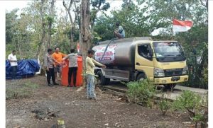 Polisi Droping Air Bersih untuk Warga Pulung Ponorogo