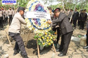 Kapolres Gresik Pimpin Upacara Pemakaman Aipda Wahyudi