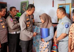Kapolres Lumajang Beri Dukungan Moril dan Santunan Untuk Keluarga Korban Kecelakaan