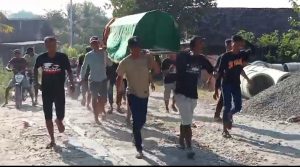 Tega! Pemdes Jipurapah Tolak Pinjamkan Ambulance Siaga Desa,Warga Tandu Jenazah Sejauh 3 Km