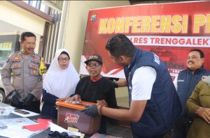 Wujud Empati, Polisi Beri Santunan dan Bantuan Kakek Korban Curas di Trenggalek