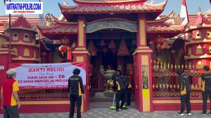 Bakti Religi Polwan Polres Gresik Bersih-bersih Kelenteng, Bukti Toleransi dalam Peringatan Hari Jadi