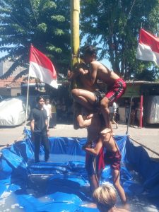 Peringati HUT RI ’79, Warga Dukuh Kupang RT 01 RW 07 Surabaya Gelar Panjat Batang Pisang