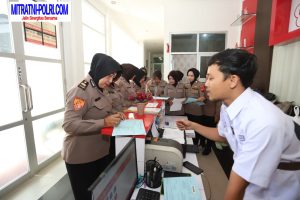 Hari Jadi Polwan ke-76, Polwan Gresik Donorkan Darah Bentuk Kepedulian Terhadap Sesama