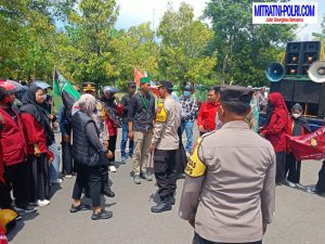 Giat Pengamanan Demo Koalisi Mahasiswa Kapolres bersama Jajarannya di Kantor DPRD dan KPU Ngawi