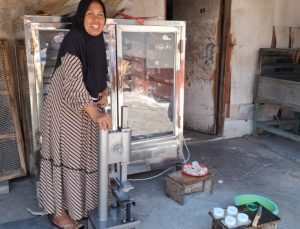 PKM Dosen UWP Edukasi Peningkatan Kualitas dan Pemasaran Produk ke UMKM Rengginang di Desa Setro Menganti