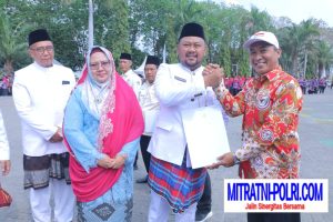 Bupati Gresik Serahkan SK. Perpanjangan Jabatan BPD, Saat Apel Kebangsaan Kemandirian Desa