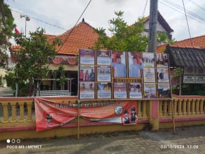 Diduga Kuatir Kalah, Paslon Cabup Petahana Terpampang di Depan Pendopo Desa Sukowati Bawaslu Gresik ke Mana