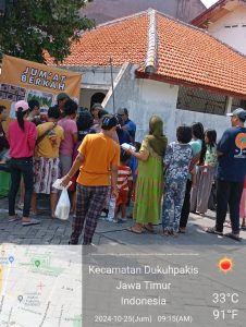 Team Jumat Berkah Dukuh Kupang Bagikan Nasi Kotak Kepada Warga Dukuh Kupang XV1 Surabaya.