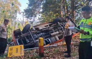 Diduga Sopir tak Menguasai Medan, Minibus Sarat Penumpang Terguling di 17% Puru Suruh Trenggalek