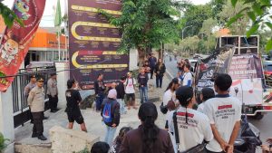 Relawan Kotak Kosong Geruduk KPU dan BAWASLU Diduga tak Netral