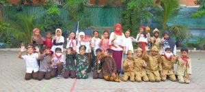 SDN Dukuh Kupang V Meriahkan Hari Pahlawan dengan Upacara dan Karnaval