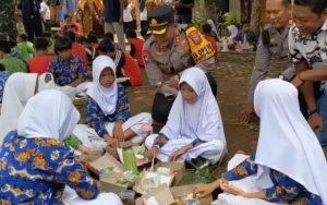 Polres Trenggalek Bagikan 1.000 Paket Makanan Bergizi Gratis untuk Para Pelajar di Kecamatan Watulimo