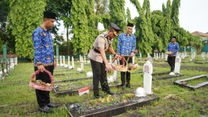 HUT KORPRI Ke 53 Polda Sumsel Melaksanakan Kegiatan Upacara Ziarah Rombongan Kemakam Pahlawan Di Taman Makam Pahlawan Ksatria Ksetra Siguntang Palembang