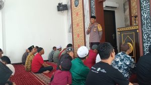 Giat Jumat Curhat Kapolsek Menganti AKP Roni Ismullah Sampaikan Pesan Kamtibnas dan Antisipasinya di Masjid Dani Abu Bakar Desa Domas