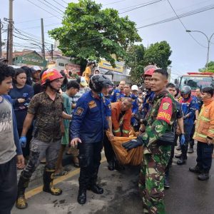 Babinsa Kodim 0418/Palembang Sigap Evakuasi dan Padamkan Kebakaran Bengkel di Lawang Kidul