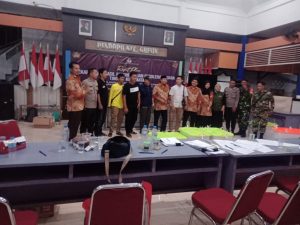 Babinsa Kodim 0817 Gresik Kawal Pengiriman Logistik Hasil Pemilukada