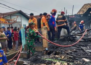 Gerak Cepat Babinsa Kodim 0418/Palembang Bantu Padamkan Kebakaran di Lorong Kedukan Bukit 2