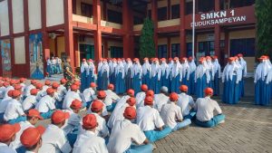 Babinsa Koramil 0817/11 Duduksampeyan Latih Siswa SMK N 1 Duduksampeyan dalam Pembentukan Karakter dan PBB