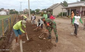 Kolaborasi Hebat! Babinsa dan Warga Bersatu Gotong-Royong Wujudkan Lingkungan Bersih dan Sehat