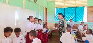 Tingkatkan Semangat Belajar, Satgas Yonif 144/JY Laksanakan Pembagian Buku dan Alat Tulis Bagi Anak Perbatasan