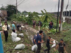 Antisipasi Banjir, Karyawan PT Ultra Prima Abadi Bersama Warga Bersikan Sungai