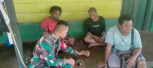 Babinsa Kwatisore Perkuat Hubungan dengan Warga Kampung Simbokeri Melalui Komsos