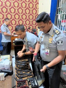 Jaga Kondisi Senjata Api, Lapas Banyuwangi Lakukan Perawatan Rutin
