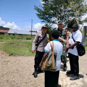 Sinergitas Babinsa dan Bhabinkamtibmas Perkuat Komsos dengan Guru di Kampung Bomomani