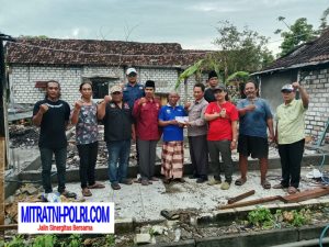 Ketua DPC Ormas Madas Bersama DPAC Serahkan Bantuan Korban Kebakaran Desa Metatu Benjeng Gresik