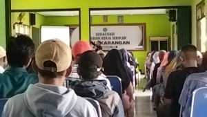 Pembagian Hasil Laporan Pembelajaran ( RAPOT ) SMP Negeri 1 Karangan Trenggalek Berjalan Tertip Lancar
