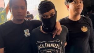 Pria Pembunuh Berhelm Merah Tertangkap Saat Dagang Cilok di Bandung