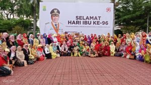 Dalam rangka memperingati hari Ibu ke-96, Pemkab Karawang menggelar upacara di Aula kantor Bupati Karawang.