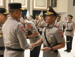 Sertijab Kapolres Gresik : Tongkat Komando dari AKBP Arief Kurniawan Beralih ke AKBP Rovan Richard Mahenu