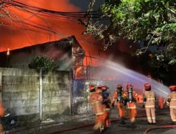Ludes ! Gudang Spon Simorejosari Surabaya Terbakar, Tak Ada Korban Jiwa