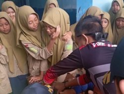 Minta Tolong Tim Damkar, Jari Siswi Lamongan Terjepit Meja Sekolah
