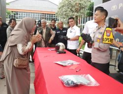 Ucapkan Terimakasih kepada Kapolres Gresik, Motor Ibu Eva Dicuri kurang dari sehari sudah kembali dan Berikan Senyuman