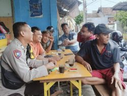 Bhabinkamtibmas Ngopi Santai di Warkop Cak Taram Bersama Warga Binaan